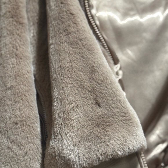 Cozy Alo yoga hooded  Faux Fur Jacket - Picture 9 of 9